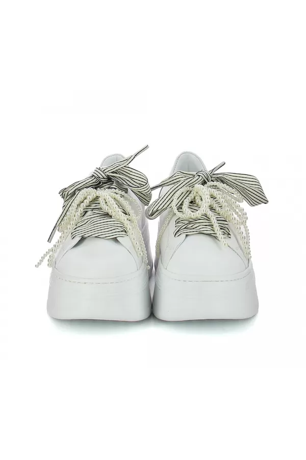 Zobacz Białe sneakersy z kokardą CARINII--B10341-L46-000-000-000