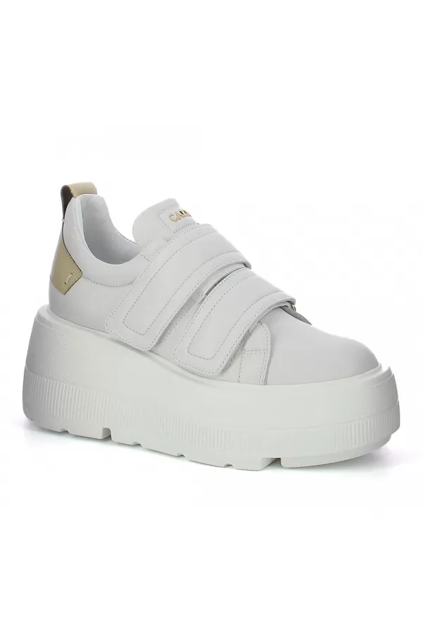 Zobacz Białe sneakersy na platformie CARINII--B9400-I81-S30-000-G36