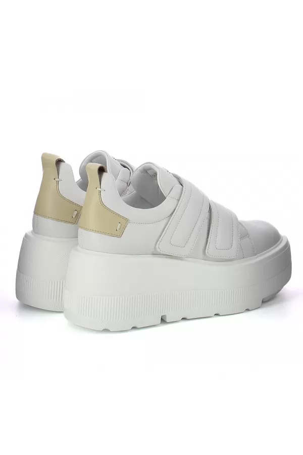 Zobacz Białe sneakersy na platformie CARINII--B9400-I81-S30-000-G36