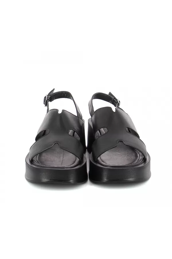 Zobacz Czarne sandały na koturnie CARINII--B10010-353-000-000-000