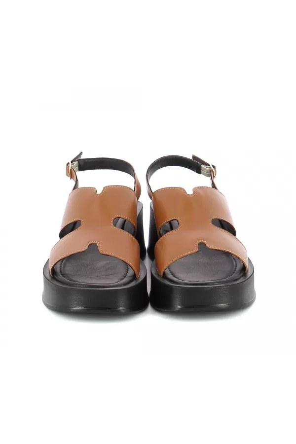 Zobacz Brązowe sandały na koturnie CARINII--B10010-113-000-000-000