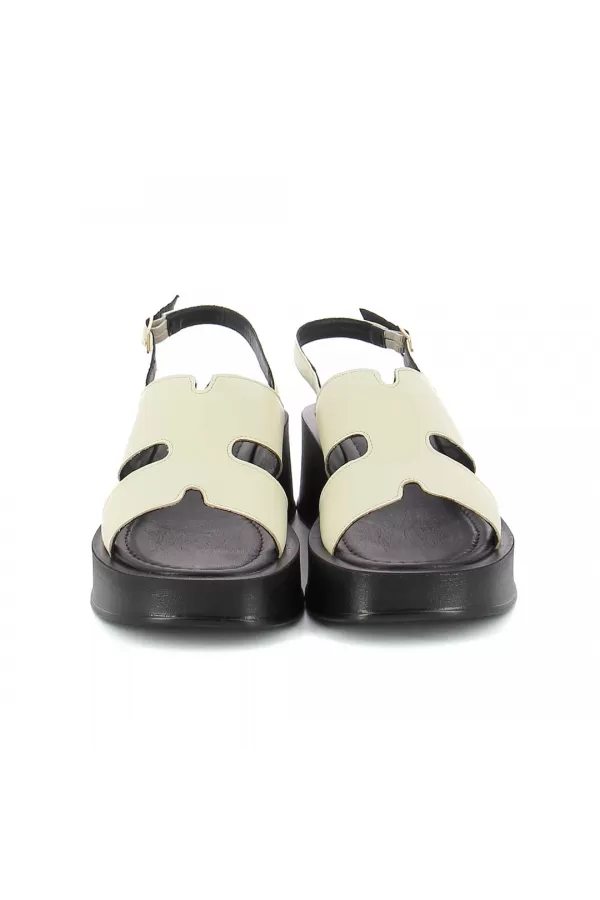 Zobacz Beżowe sandały na koturnie CARINII--B10010-491-000-000-000