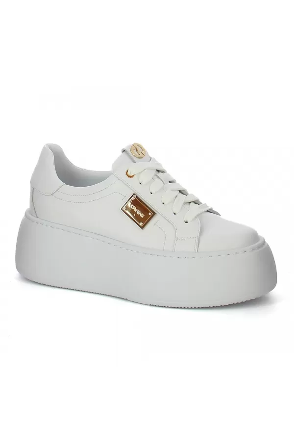 Zobacz Białe sneakersy z ozdobną blaszką CARINII--B10297-L46-000-000-G23