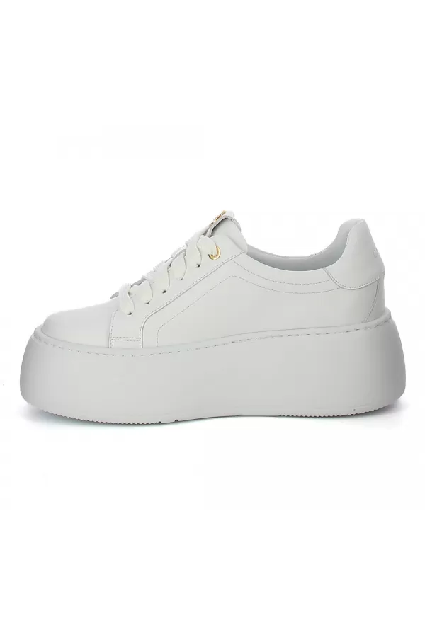 Zobacz Białe sneakersy z ozdobną blaszką CARINII--B10297-L46-000-000-G23