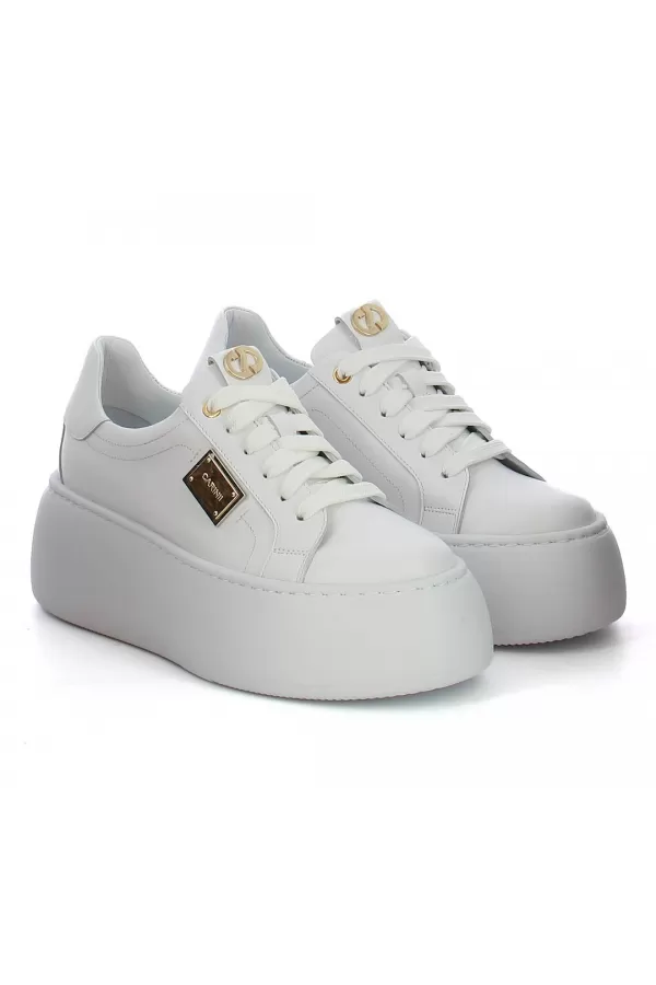 Zobacz Białe sneakersy z ozdobną blaszką CARINII--B10297-L46-000-000-G23