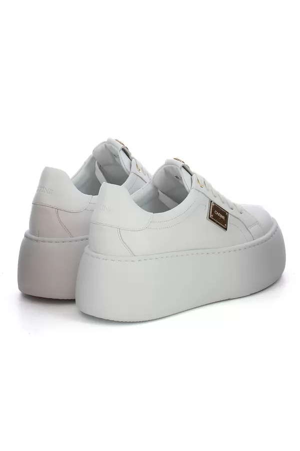 Zobacz Białe sneakersy z ozdobną blaszką CARINII--B10297-L46-000-000-G23