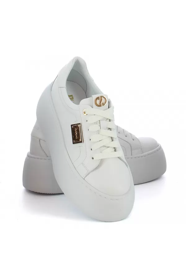 Zobacz Białe sneakersy z ozdobną blaszką CARINII--B10297-L46-000-000-G23