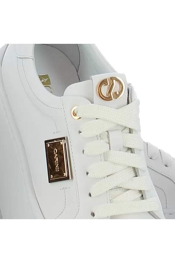 Zobacz Białe sneakersy z ozdobną blaszką CARINII--B10297-L46-000-000-G23