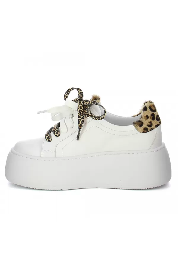Zobacz Białe sneakersy skórzane  CARINII--B10297-L46-T53-000-G23