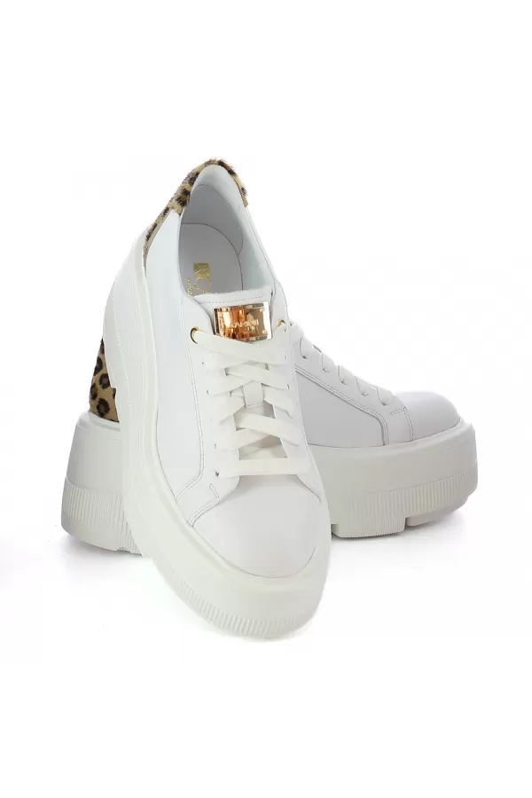 Zobacz Modne białe sneakersy  CARINII--B10303-L46-T53-000-G36