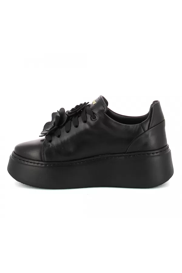Zobacz Czarne sneakersy z ozdobą CARINII--B10025-E50-000-000-F69