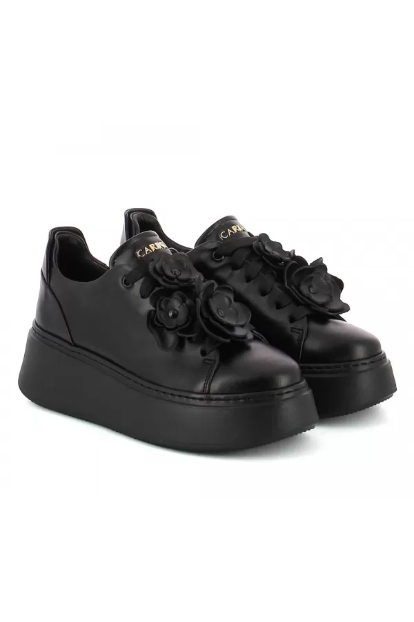 Zobacz Czarne sneakersy z ozdobą CARINII--B10025-E50-000-000-F69