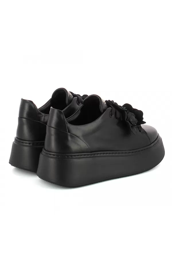 Zobacz Czarne sneakersy z ozdobą CARINII--B10025-E50-000-000-F69