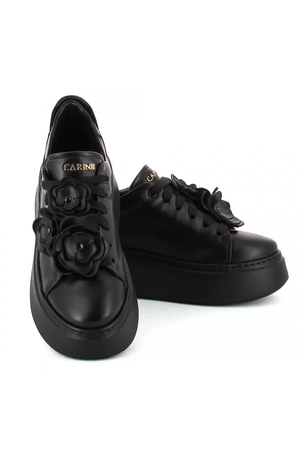 Zobacz Czarne sneakersy z ozdobą CARINII--B10025-E50-000-000-F69