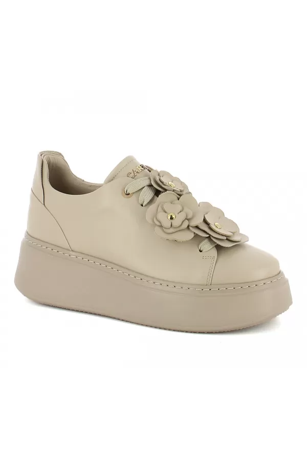 Zobacz Beżowe sneakersy z ozdobą CARINII--B10025-T43-000-000-F69