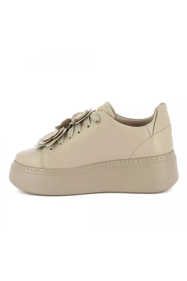 Zobacz Beżowe sneakersy z ozdobą CARINII--B10025-T43-000-000-F69