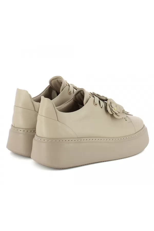 Zobacz Beżowe sneakersy z ozdobą CARINII--B10025-T43-000-000-F69
