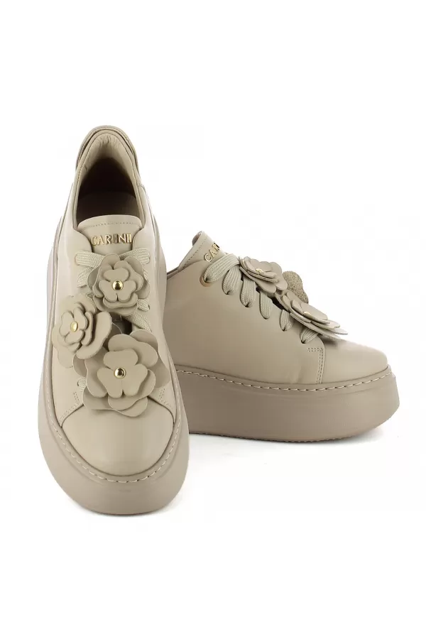 Zobacz Beżowe sneakersy z ozdobą CARINII--B10025-T43-000-000-F69