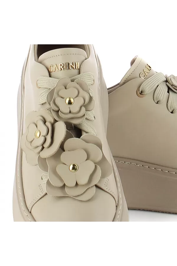 Zobacz Beżowe sneakersy z ozdobą CARINII--B10025-T43-000-000-F69