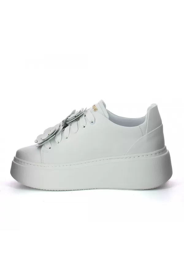 Zobacz Białe sneakersy z ozdobą CARINII--B10025-I81-000-000-F69