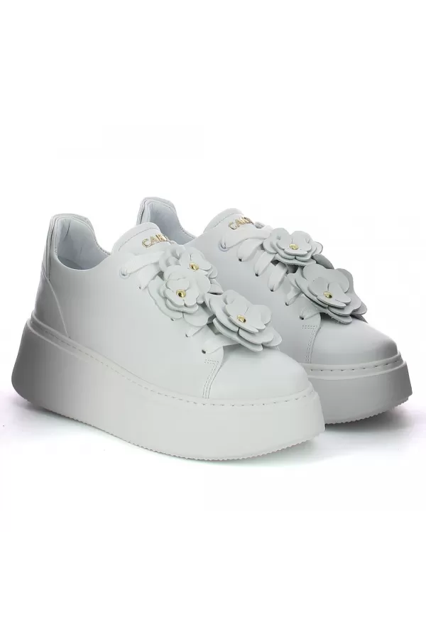 Zobacz Białe sneakersy z ozdobą CARINII--B10025-I81-000-000-F69