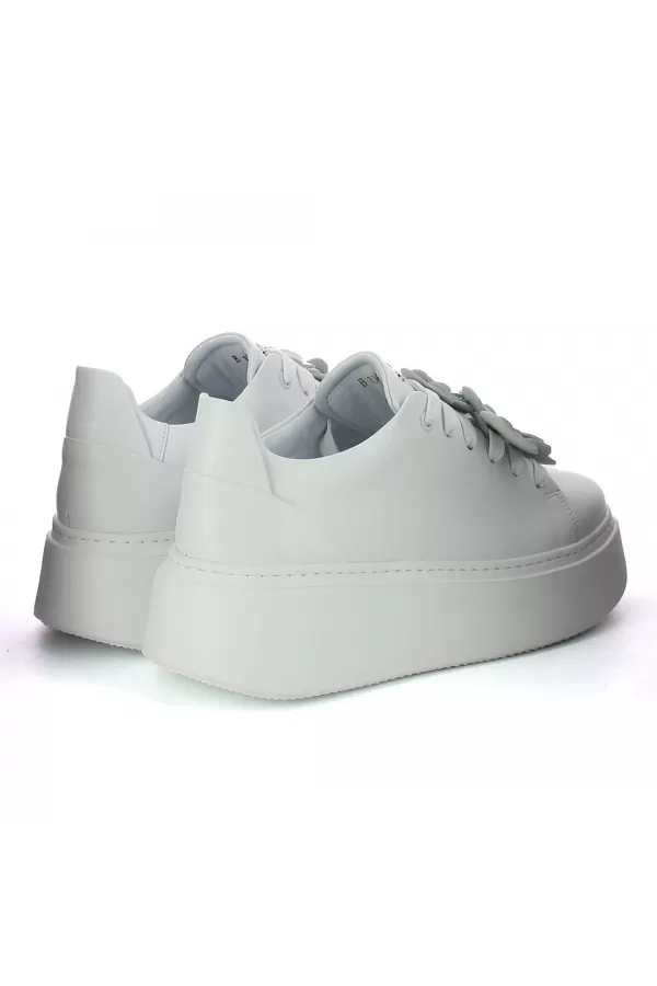 Zobacz Białe sneakersy z ozdobą CARINII--B10025-I81-000-000-F69