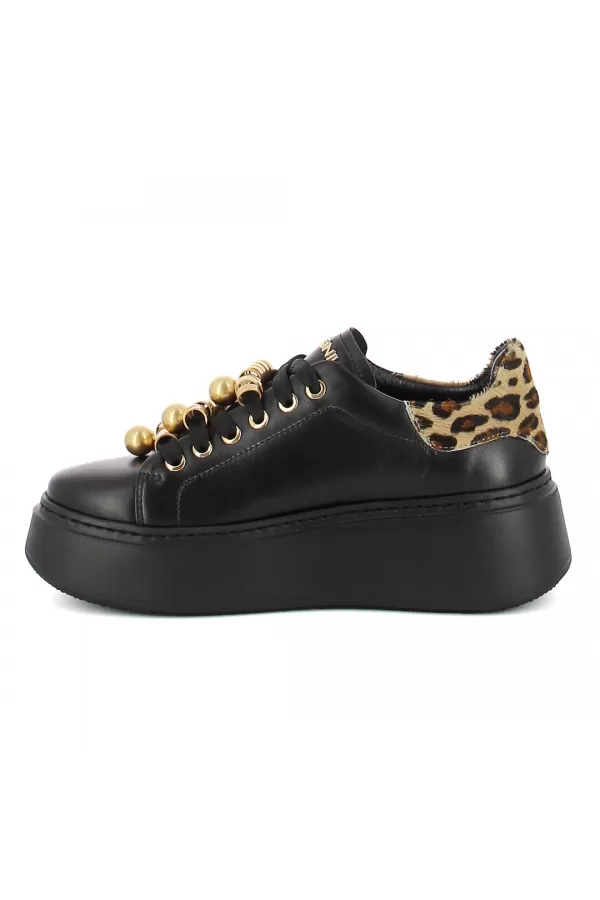 Zobacz Czarne skórzane sneakersy CARINII--B10532-E50-T53-000-F69