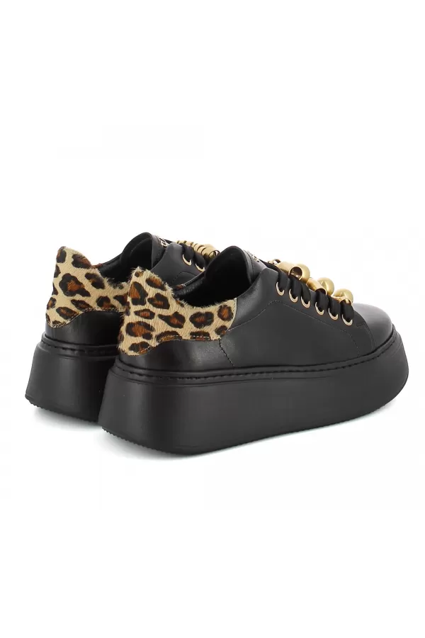 Zobacz Czarne skórzane sneakersy CARINII--B10532-E50-T53-000-F69