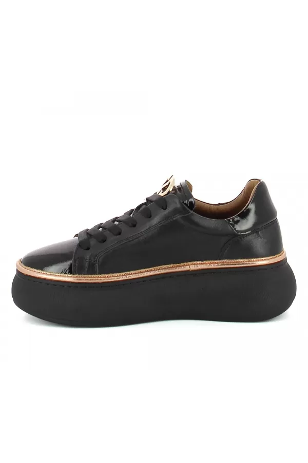 Zobacz Czarne sneakersy lakierowane CARINII--B10223Z-E50-000-000-000