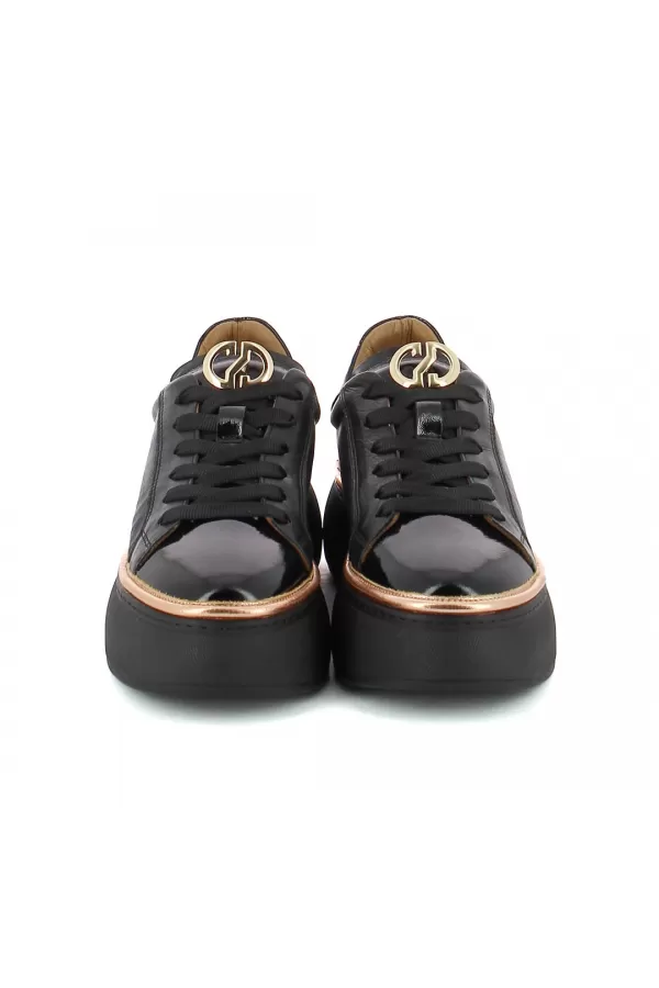 Zobacz Czarne sneakersy lakierowane CARINII--B10223Z-E50-000-000-000