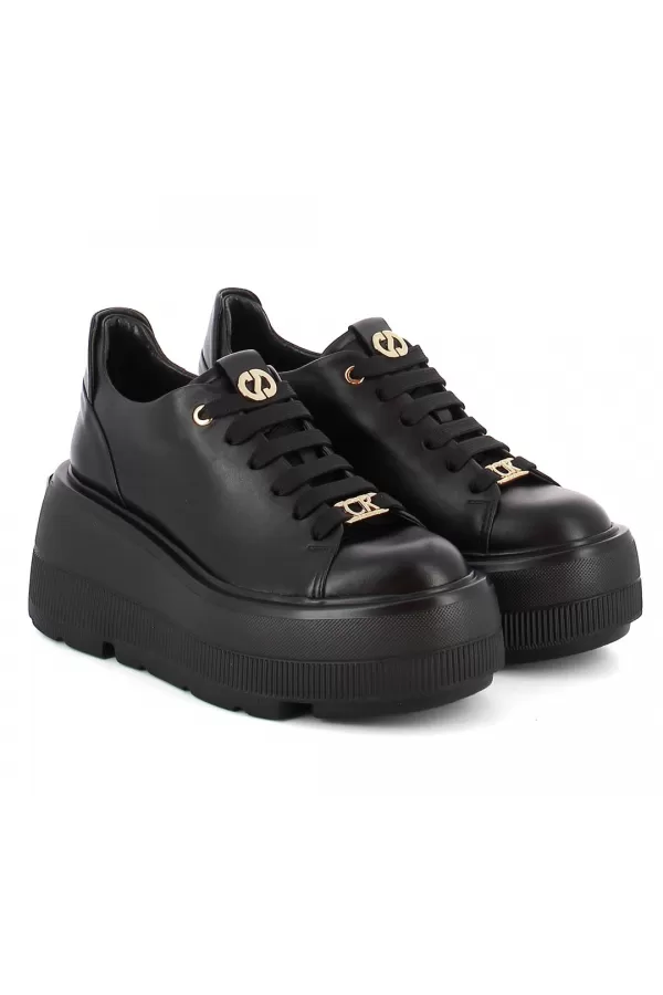 Zobacz Czarne skórzane  sneakersy  CARINII--B10307-E50-000-000-G36