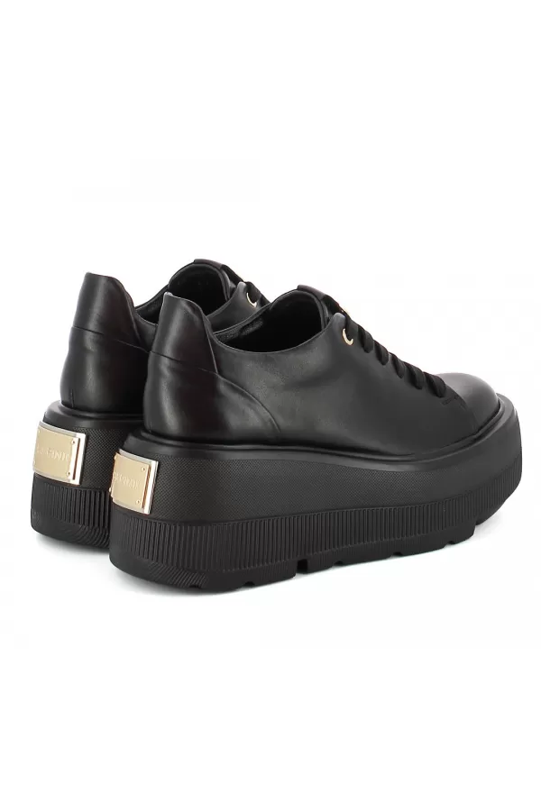 Zobacz Czarne skórzane  sneakersy  CARINII--B10307-E50-000-000-G36