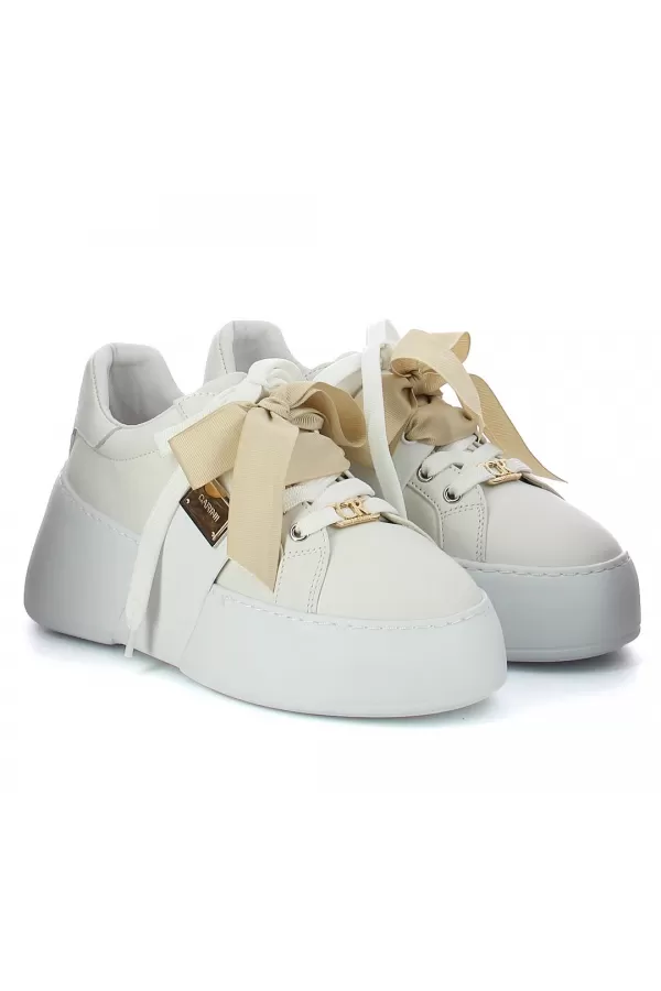 Zobacz Białe sneakersy z kokardą CARINII--B10350-L46-000-000-000