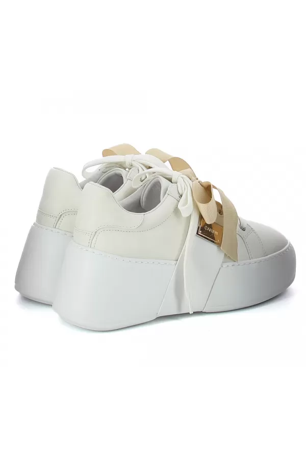 Zobacz Białe sneakersy z kokardą CARINII--B10350-L46-000-000-000