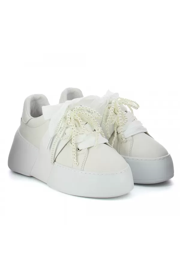 Zobacz Białe sneakersy z koralami CARINII--B10349-L46-000-000-000