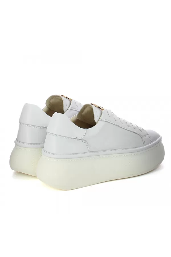 Zobacz Białe sneakersy lakierowane CARINII--B10223-L46-000-000-000