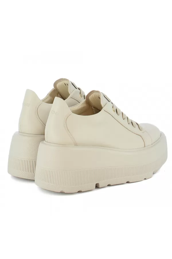 Zobacz Modne beżowe sneakersy  CARINII--B10303-T44-000-000-G36