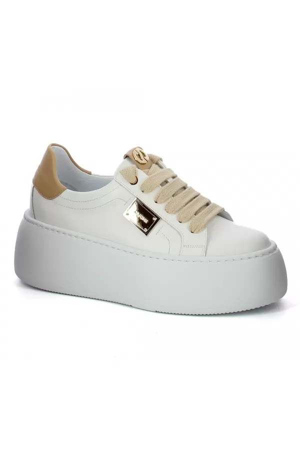 Zobacz Białe sneakersy z ozdobną blaszką CARINII--B10297-L46-S36-000-G23