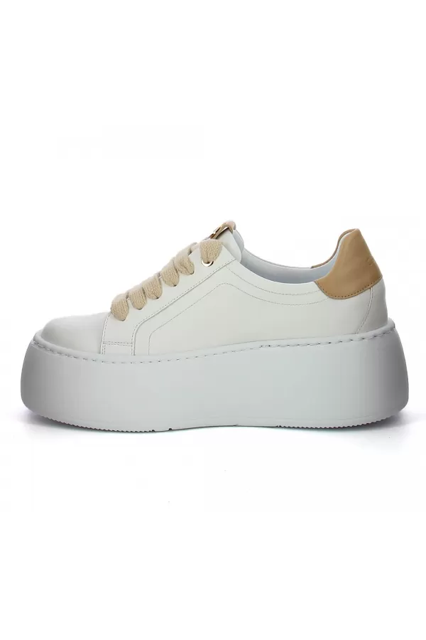 Zobacz Białe sneakersy z ozdobną blaszką CARINII--B10297-L46-S36-000-G23