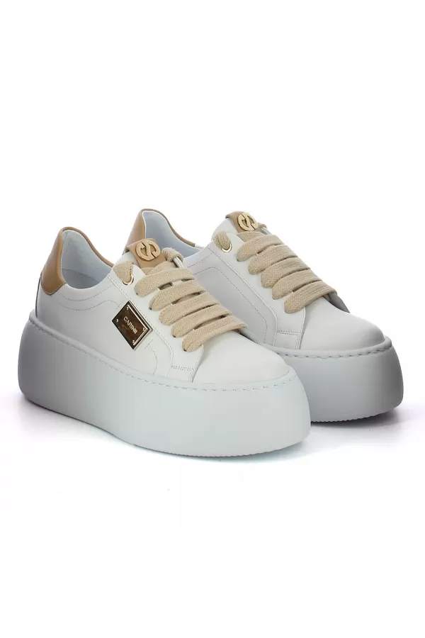 Zobacz Białe sneakersy z ozdobną blaszką CARINII--B10297-L46-S36-000-G23