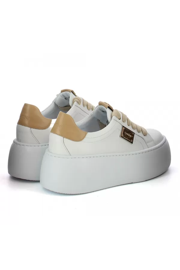 Zobacz Białe sneakersy z ozdobną blaszką CARINII--B10297-L46-S36-000-G23
