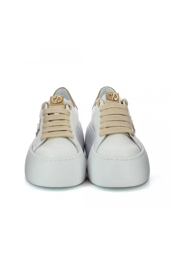 Zobacz Białe sneakersy z ozdobną blaszką CARINII--B10297-L46-S36-000-G23