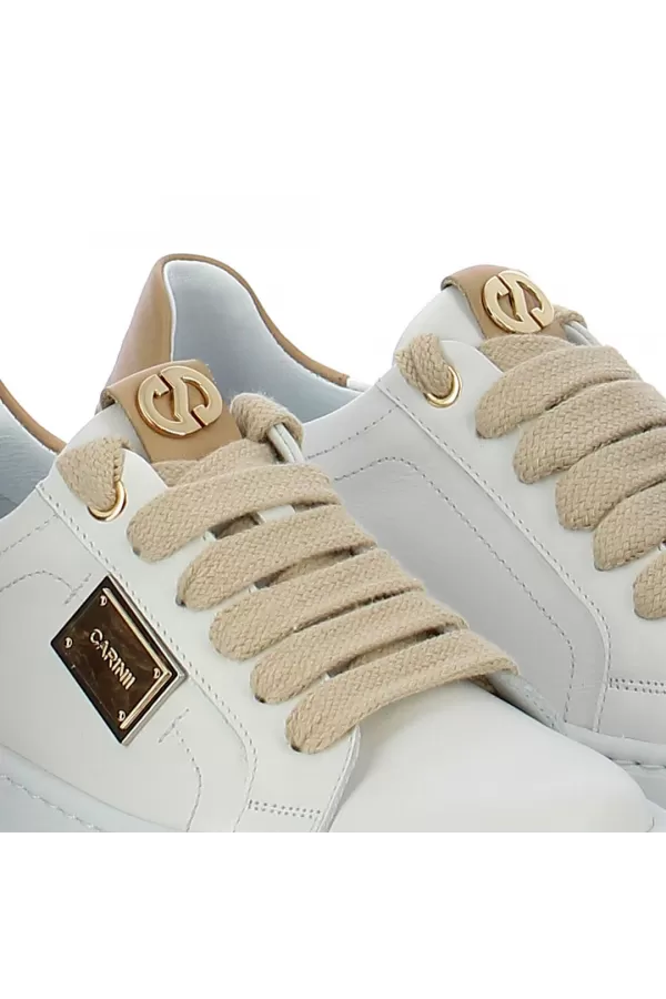 Zobacz Białe sneakersy z ozdobną blaszką CARINII--B10297-L46-S36-000-G23