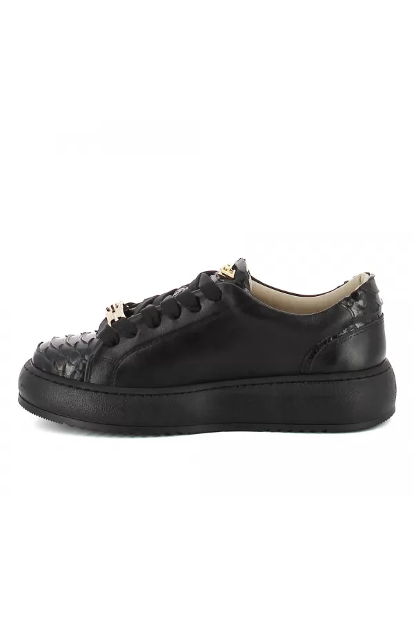 Zobacz Czarne sneakersy z ozdobami CARINII--B10222-E50-000-000-000