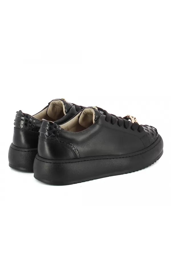 Zobacz Czarne sneakersy z ozdobami CARINII--B10222-E50-000-000-000
