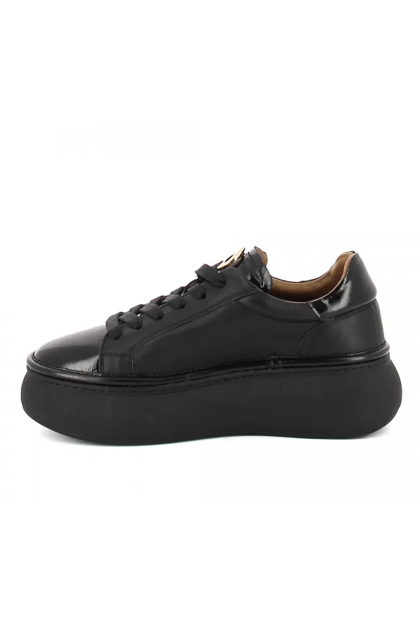Zobacz Czarne sneakersy lakierowane CARINII--B10223-E50-000-000-000