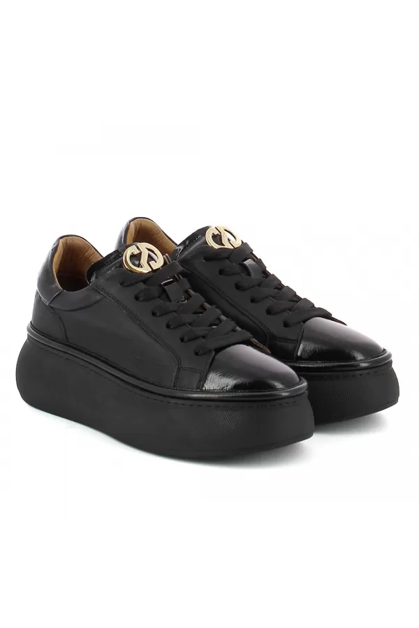 Zobacz Czarne sneakersy lakierowane CARINII--B10223-E50-000-000-000