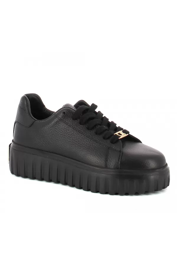 Zobacz Czarne sneakersy z blaszką CARINII--B10224-E50-000-000-000