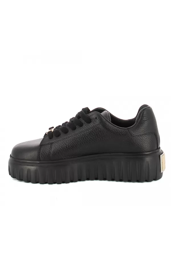 Zobacz Czarne sneakersy z blaszką CARINII--B10224-E50-000-000-000