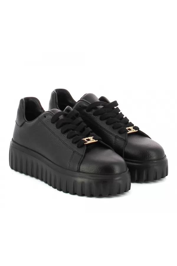Zobacz Czarne sneakersy z blaszką CARINII--B10224-E50-000-000-000